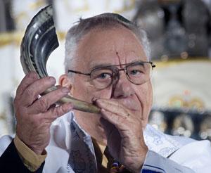Shofar-blowing_sm